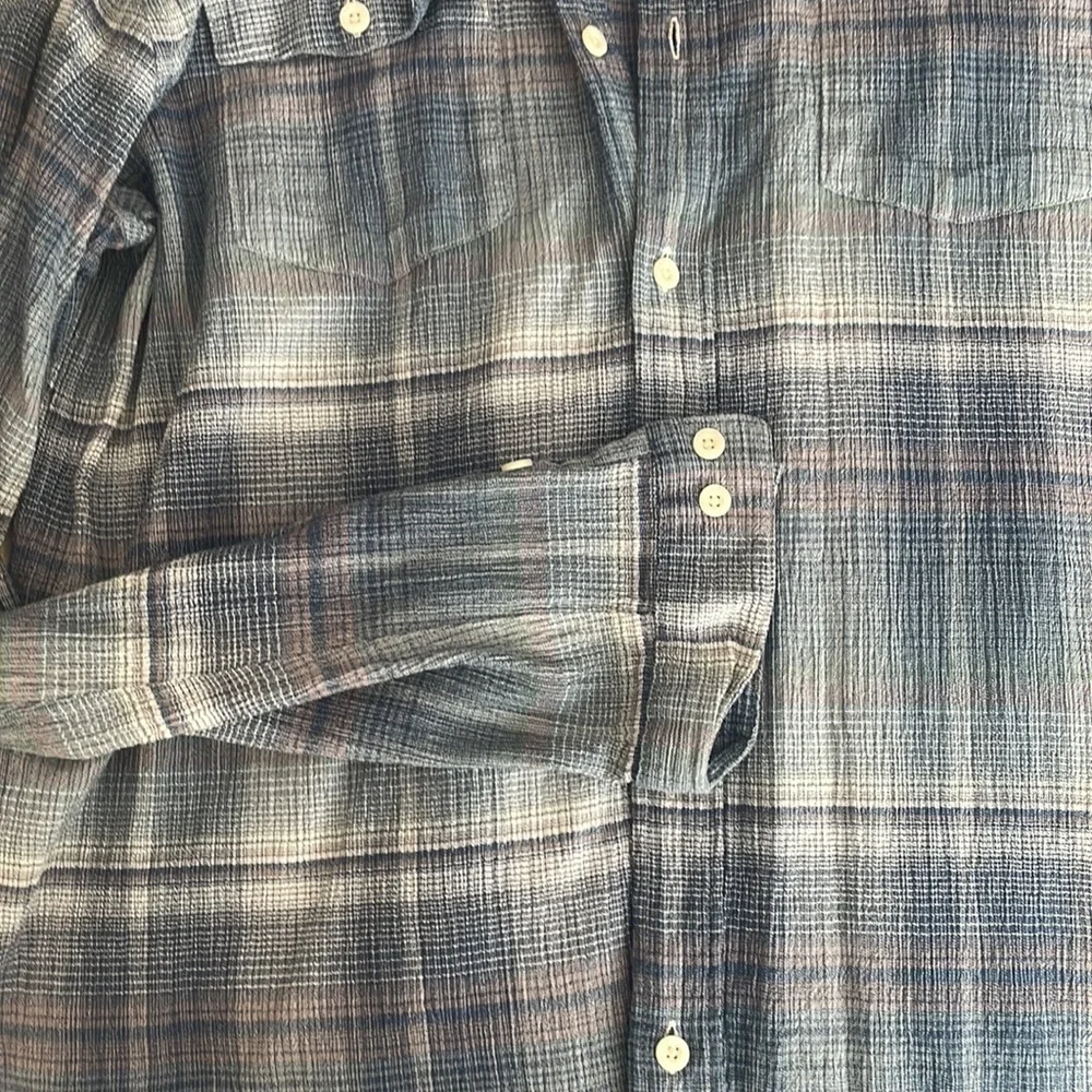 Comfortable Patagonia Button Down - Picture 3 of 3